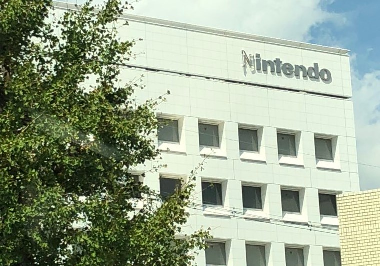 Nintendo ya reparó la “N” de sus oficinas en Kioto: se había volado por el tifón Mangkut