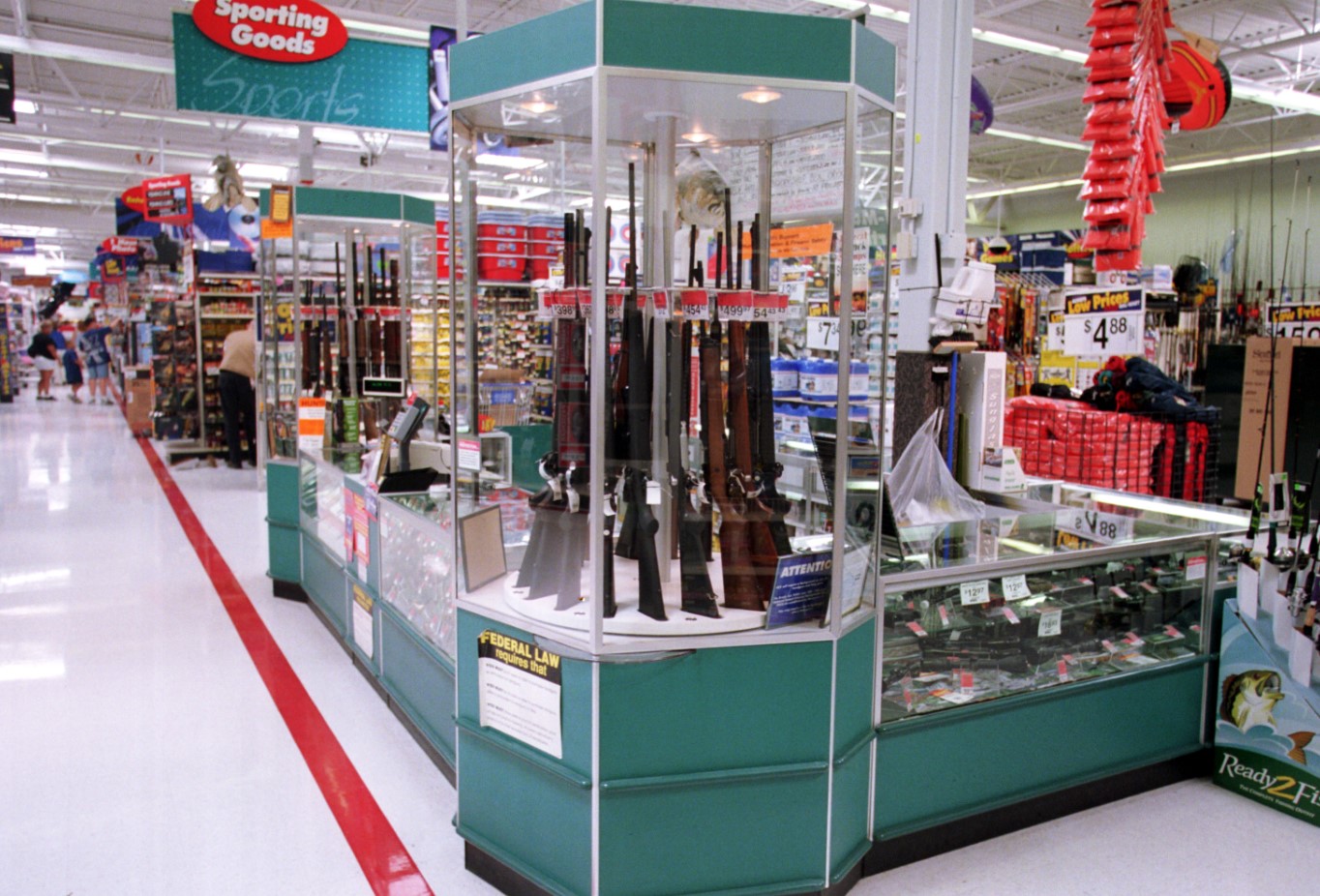Walmart retira publicidad de juegos violentos en sus locales pero sigue vendiendo armas de fuego