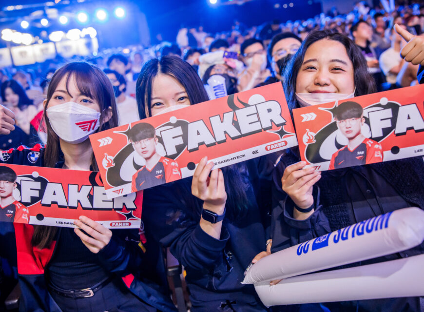 Los fanáticos de Faker posan con pancartas en el Madison Square Garden. Foto: Colin Young-Wolff/Riot Games.